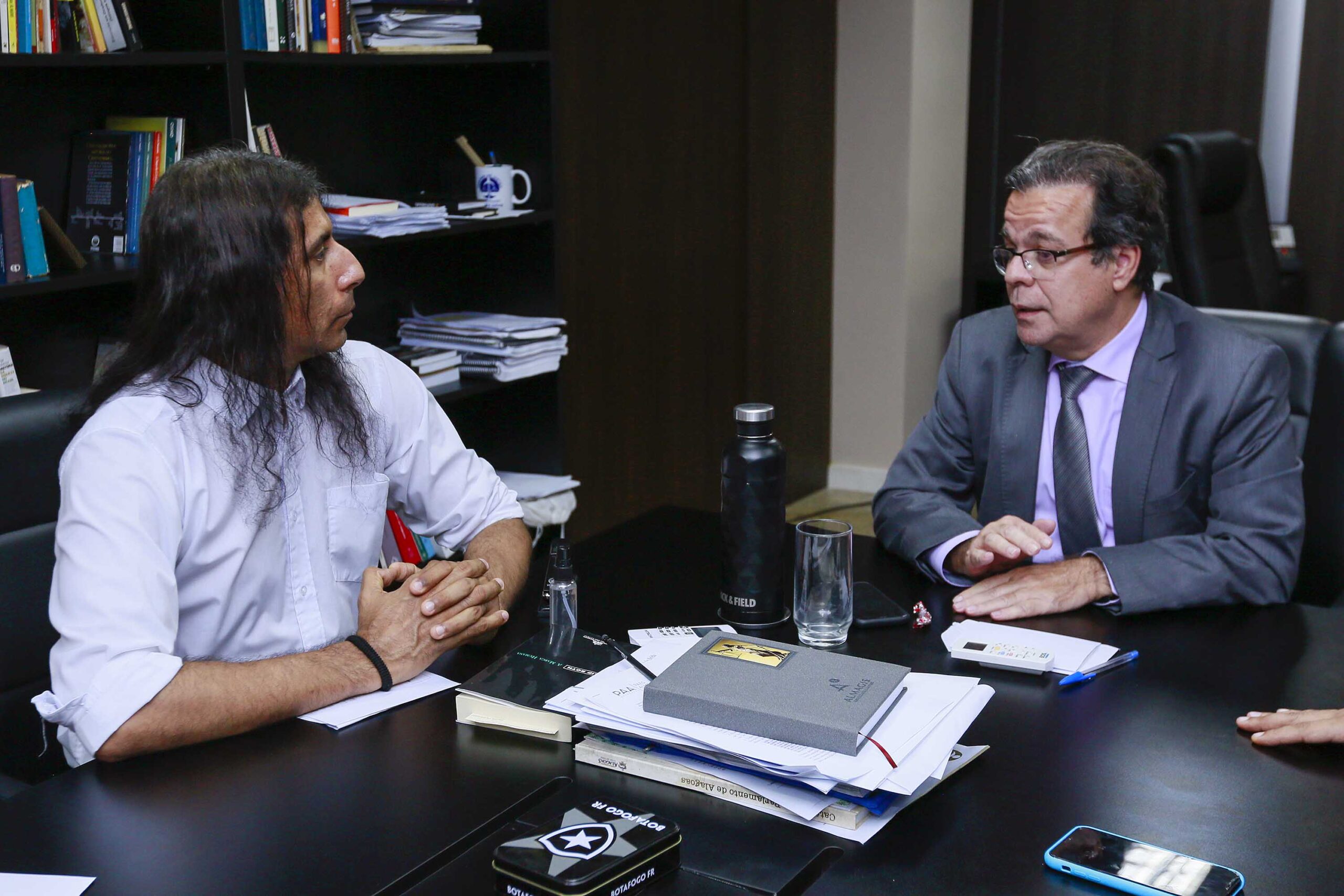 Desembargador Tutmés Airan debate uso medicinal do canabidiol com deputado Lobão.